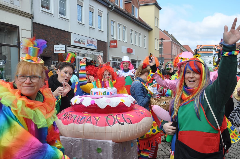 Karnevalsumzug in Osterburg (Landkreis Stendal) am Sonnabend, 1. März 2025: Das Team der Kita "Jenny Marx" zog mit Jubiläumstorte für die OCG durch die Straße.