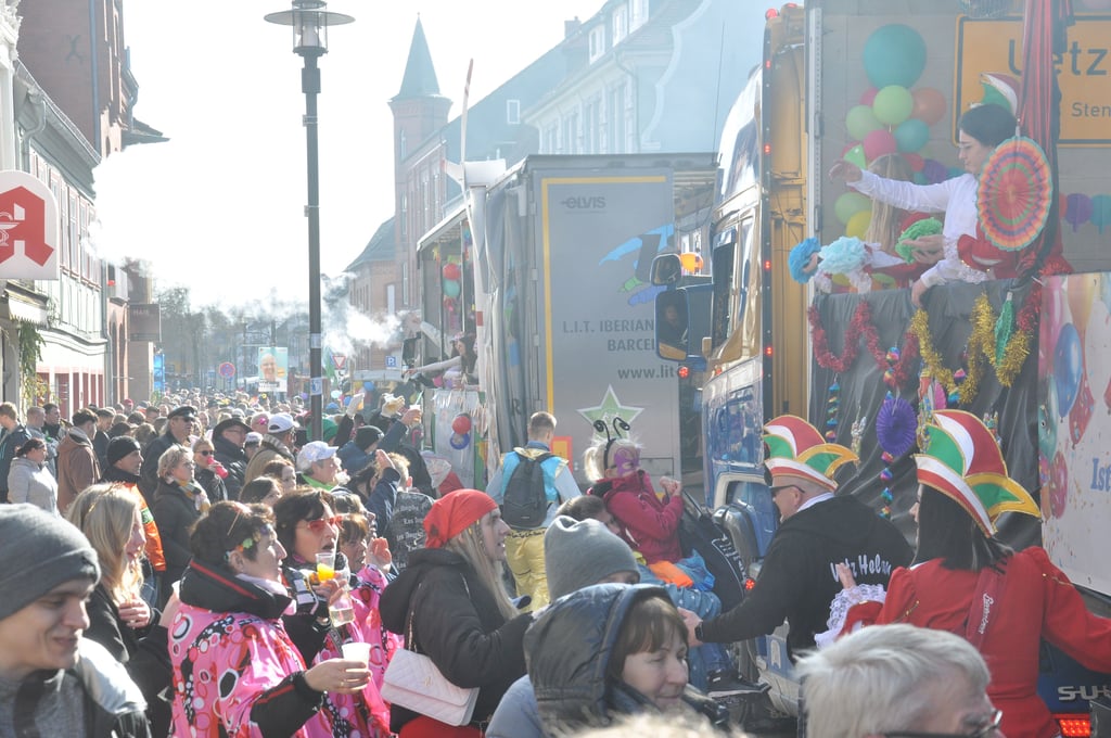 Karnevalsumzug in Osterburg (Landkreis Stendal) am Sonnabend, 1. März 2025: In der Breiten Straße steppte der Bär. Von den Wagen wurden Getränke gereicht und Süßigkeiten in die Menge geworfen. 