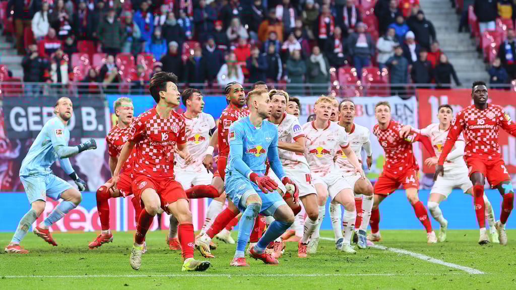 Schlachtengemälde: In der Schlussphase kam auch Keeper Peter Gulacsi mit vor zur Ecke.