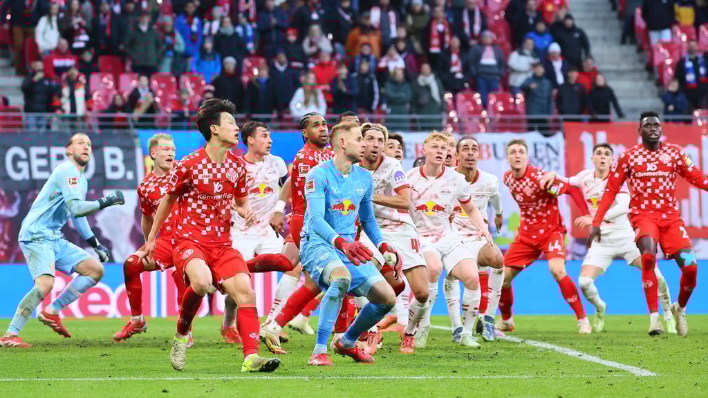 Schlachtengemälde: In der Schlussphase kam auch Keeper Peter Gulacsi mit vor zur Ecke.