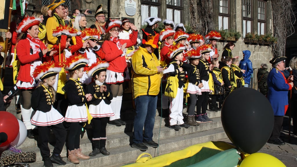 Die QCV-Mitglieder haben sich auf der Rathaustreppe aufgestellt, um alle Teilnehmer des Festumzuges bei deren Ankunft auf dem Markt zu begrüßen und sich bei ihnen zu bedanken.