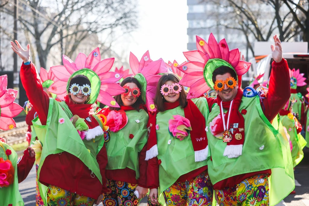 Einen Tag vor Rosenmontag ziehen traditionell die „Schull- und Veedelszöch“ durch Köln.