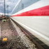 Auf der Bahnstrecke zwischen Magdeburg und Halle wurde am Donnerstag eine Person auf den Gleisen bei Weißandt-Gölzau von einem ICE erfasst.