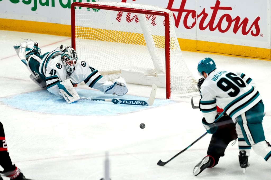 Tim Stützle (verdeckt, r) trifft nach einer Fehlerkette der Sharks-Defensive.