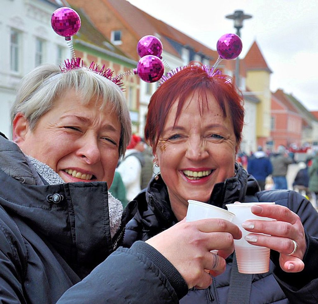 Karnevalsumzug in Osterburg (Landkreis Stendal) am Sonnabend, 1. März 2025: Martina Garlipp (links) und Silke Last aus Osterburg kamen im lustigen Partnerlook.