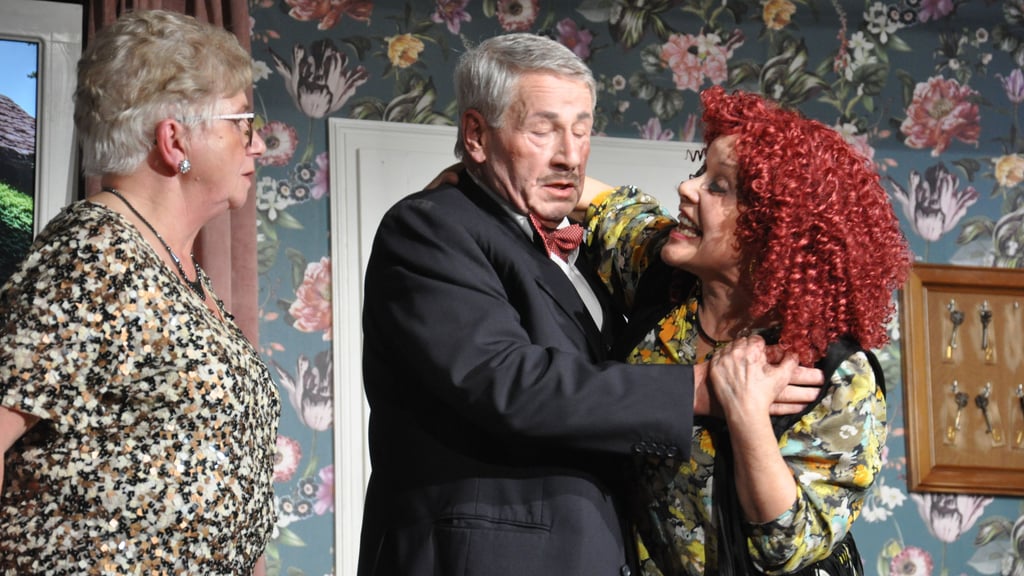 Szene aus dem Stück "Superstars in't Achterhuus" von Elke Rahm, plattdeutsche Fassung von Heino Buerhoop. Gespielt vom Dorftheater Gladigau, hier Ursula Müller (von links) , Otto Kaufmann und Christine Neumann. Generalprobe am Freitag, 28. Februar 2025.