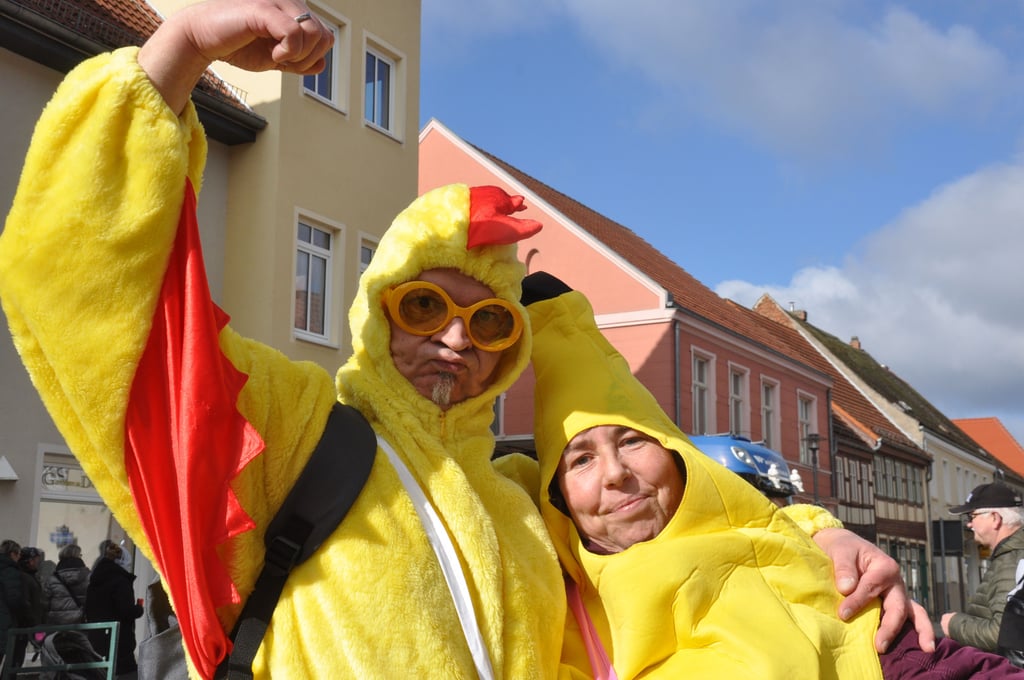 Karnevalsumzug in Osterburg (Landkreis Stendal) am Sonnabend, 1. März 2025: Besuch aus Wittenberge - Ricardo Nicklaus und Sabrina Schult waren schon oft beim Karnevalsumzug in Osterburg. Dieses Mal als Gockel und Banane.