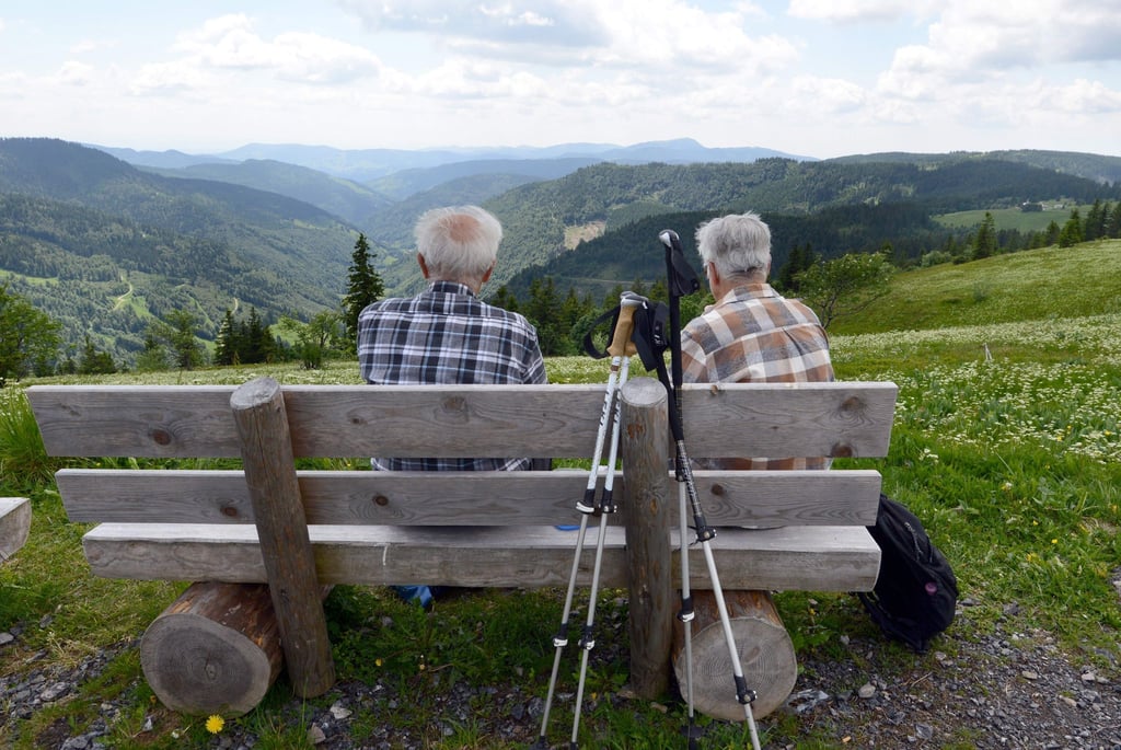 Auch im hohen Alter noch fit genug für die Wandertour in den Bergen sein: Dafür können wir schon in jungen Jahren etwas tun - auch wenn wir unsere Lebenserwartung nicht komplett selbst in der Hand haben.