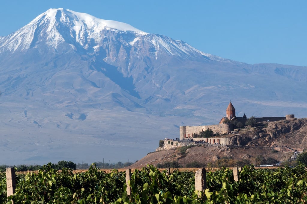 Sakralbau vor der Kulisse des heiligen Berges: das Kloster Khor Virap mit dem Ararat im Hintergrund.