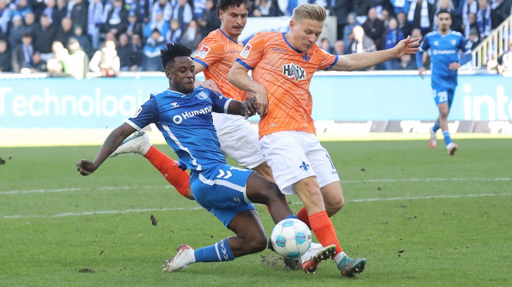 FCM-Spieler Lubambo Musonda im Duell mit dem Darmstädter Andreas Müller.