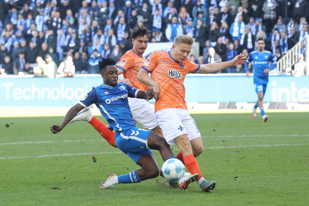 FCM-Spieler Lubambo Musonda im Duell mit dem Darmstädter Andreas Müller.