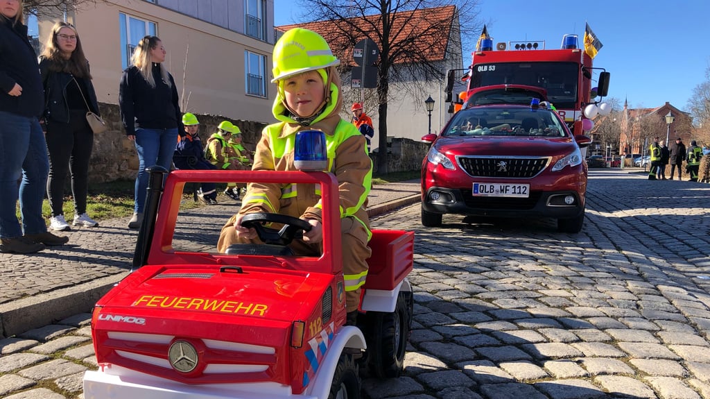 Das kleinste Fahrzeug im Festumzug hat auch keinen Motor, sondern Pedale. Adam von den Löschzwergen Quedlinburg hat schon mal am Steuer Platz genommen.,