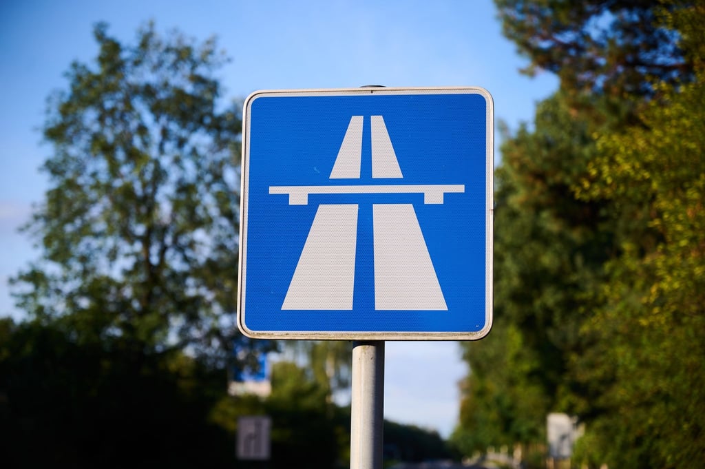 Auf der A115 müssen sich Autofahrer für längere Zeit auf Einschränkungen einstellen. (Archivbild)