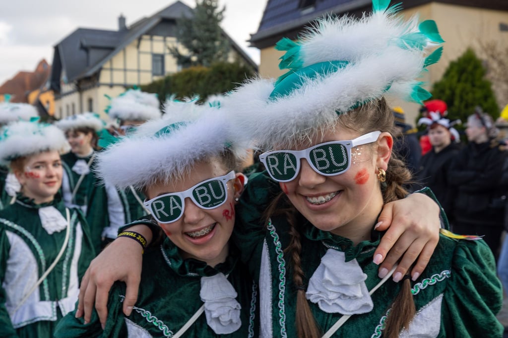 „Rabu“ ist der Schlachtruf des Radeburger Faschingsumzugs.