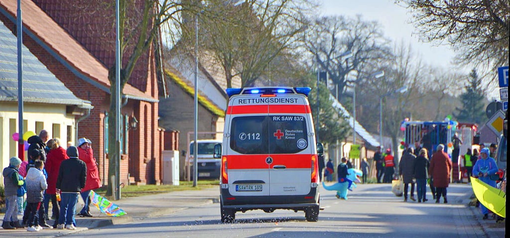 Ein Rettungswagen auf dem Weg zu einem Einsatz musste durch Kakerbeck, was natürlich kein Problem war, alle machten sofort Platz.