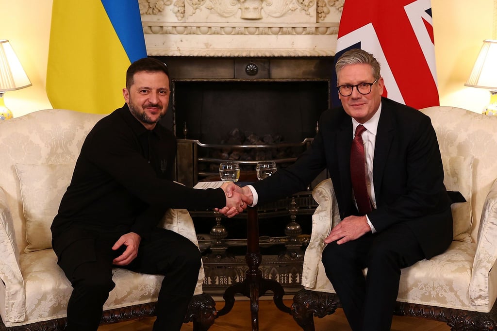 Von Keir Starmer (r) wurde Selenskyj herzlich emfpangen.