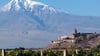 Sakralbau vor der Kulisse des heiligen Berges: das Kloster Khor Virap mit dem Ararat im Hintergrund.