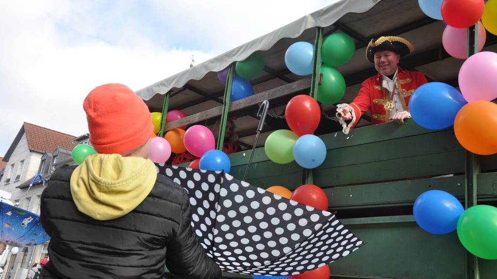 Karnevalsumzug in Osterburg (Landkreis Stendal) am Sonnabend, 1. März 2025: Nico Schulz, Bürgermeister der Einheitsgemeinde Osterburg, wirft Kamelle. 