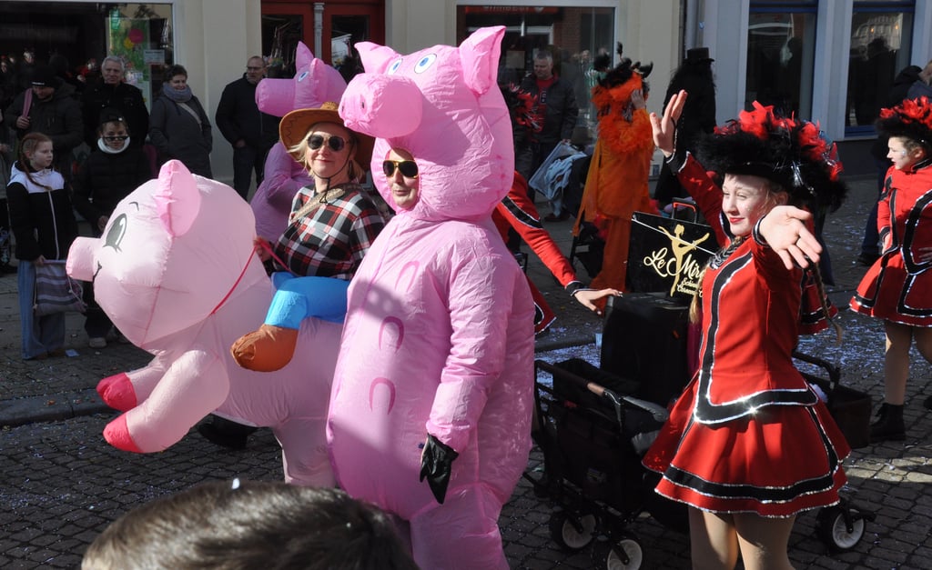 Karnevalsumzug in Osterburg (Landkreis Stendal) am Sonnabend, 1. März 2025: Schweinchengalopp? Die Tanzformation „Le Mirage“ vom Schinner Carnevalclub bestach in Schwarz-Rot und Rosa. Und zwar klassisch auf Schusters Rappen. 