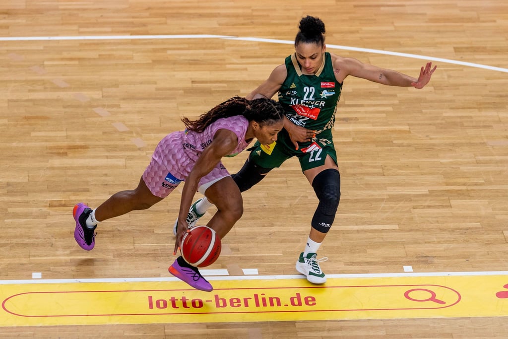 Saarlouis überragende Spielmacherin Martha Burse (l.) im Duell mit Kelterns Rachel Arthur