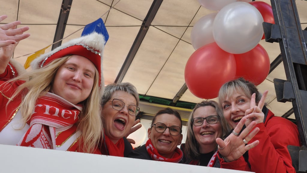 Schnappschuss vom Karnevalsumzug in Osterburg (Landkreis Stendal) am Sonnabend, 1. März 2025: Hier Damen vom benachbarten Seehäuser Carnevalsclub (SCC).