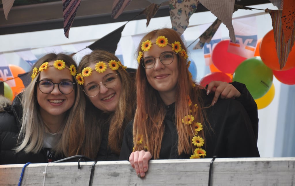 Karnevalsumzug in Osterburg (Landkreis Stendal) am Sonnabend, 1. März 2025:  Diese jungen Damen im Sonnenblumen-Look fuhren auf dem Wagen von Deuschle Sicherheitstechnik aus Giesenslage mit.