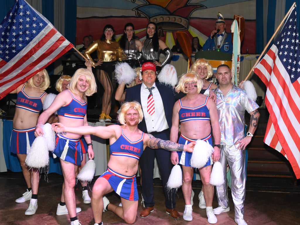 Donald J. Trump (Stefan Knopf) und dessen Cheerleader werden am Montagabend im Barbyer Rautenkranz erneut ihren Auftritt haben.