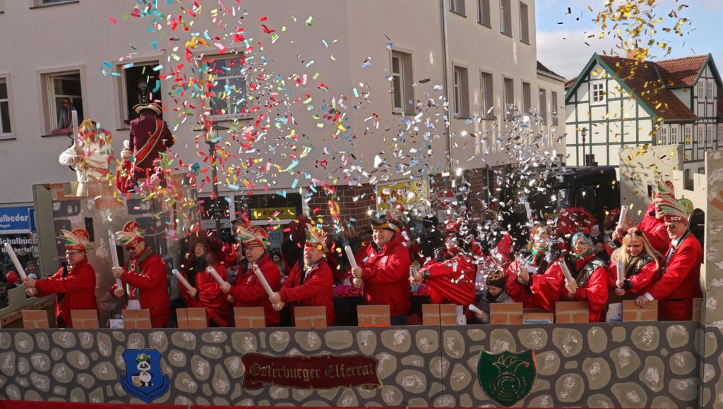 Karnevalsumzug in Osterburg (Landkreis Stendal) am Sonnabend, 1. März 2025: Glitzeralarm - Der Elferrat der Osterburger Carnevalsgesellschaft (OCG) zündete nach einem Countdown Konfettikanonen vor der Bühne am Hilligesplatz.
