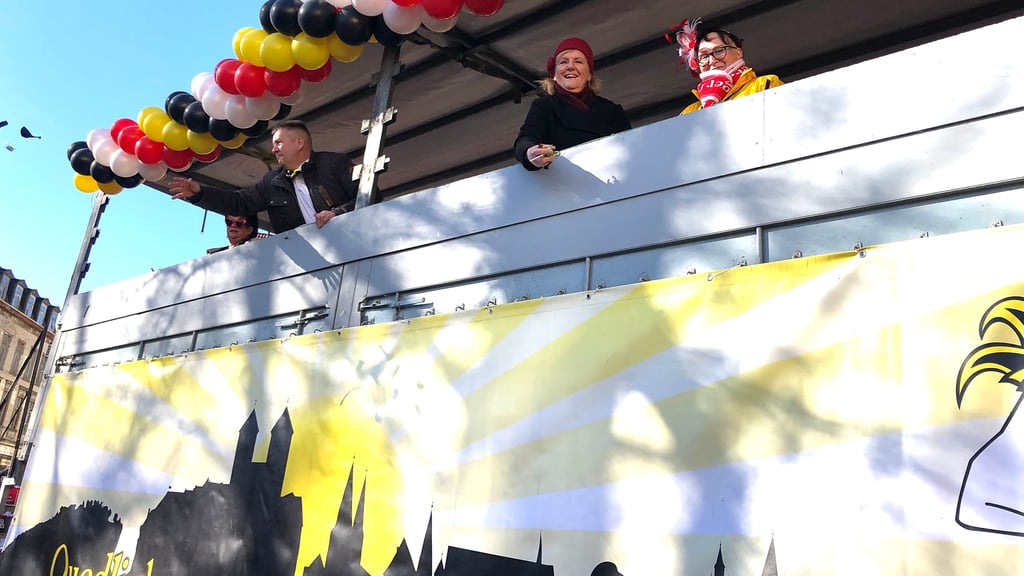 Auch Politiker sind im Festumzug dabei: Auf dem Wagen der Quedlinburger fährt Stadratspräsidentin Sylvia Marschner (M.) mit ...