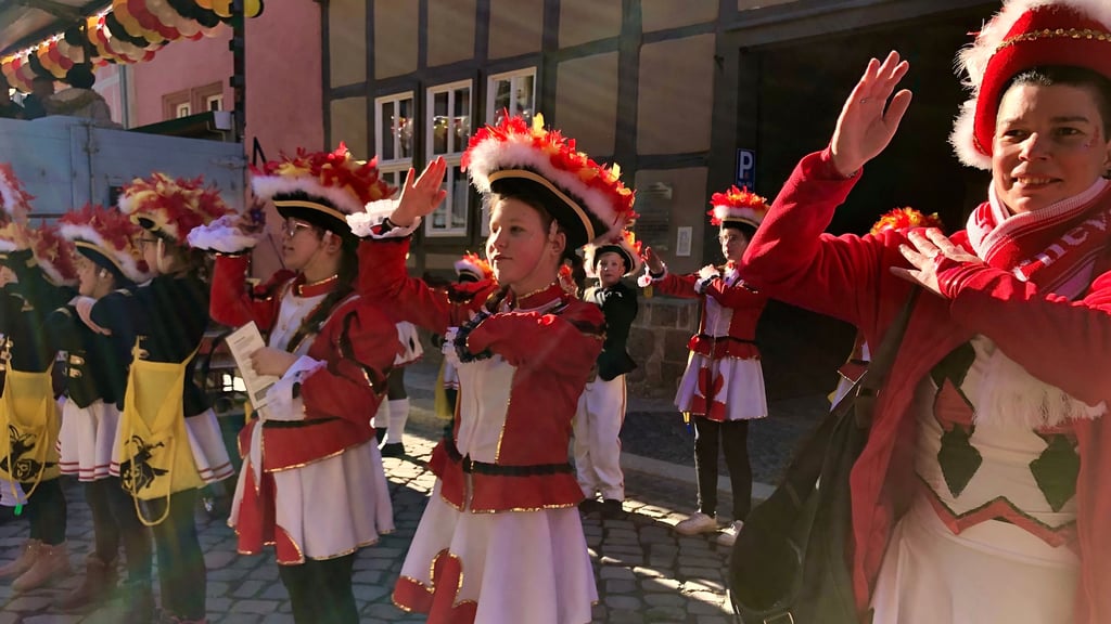 Wenn der Umzug stoppt, dann tanzt die Prinzengarde des QCV "Macarena".