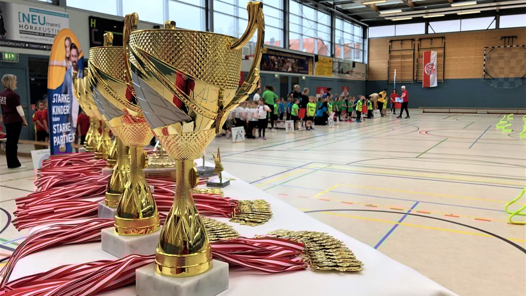 Die Pokale für die Teams stehen, die Goldmedaillen für die Teilnehmer an dem besonderen Wettkampf in Quedlinburg liegen bereit.