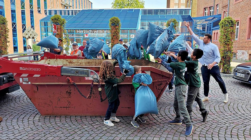 Frühlingsputz unter dem Titel "Frühlingserwachen" ist in den Ortsteilen eine gemeinsame Sache. Hier werden die gefüllten Müllsäcke vor dem Bitterfelder Rathaus in den Container der Wolfener Recycling verladen. Bitterfeld war wegen des Stadtjubiläums im vergangenen Jahr Schwerpunkt.