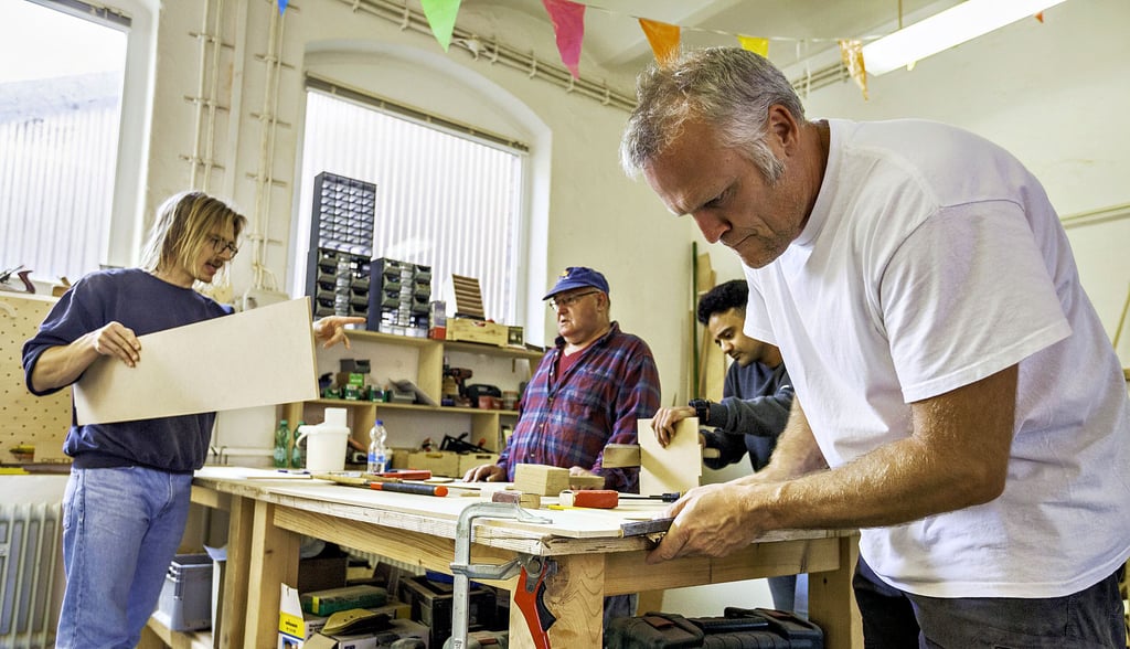 Bücherschränke für Magdeburg nehmen Gestalt an: In einem Workshop in der „Macherburg“ im September 2024 wurden die Einzelteile des Prototyps hergestellt.