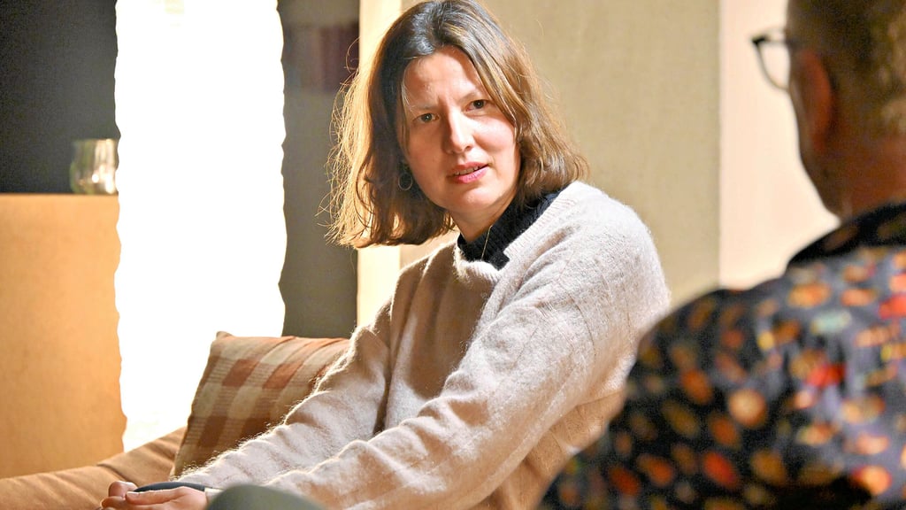 Stadtschreiberin Dora Kaprálová im Gespräch mit Moderator Jörg Blencke.