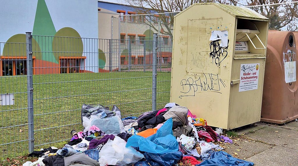 Ein Altkleidercontainer des Unternehmens Profittex an der Grundschule Nord in Stendal Ende 2024: Jetzt fehlt von dem Container jede Spur.