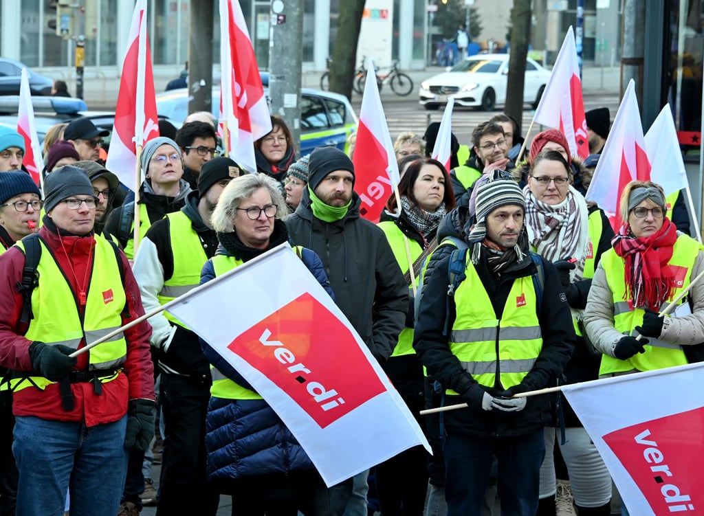 Verdi hatte bereits Anfang Februar 2025 zum Streik im Öffentlichen Dienst aufgerufen. Nun wird der Druck mit einem weiteren Warnstreik an diesem Dienstag erhöht. 