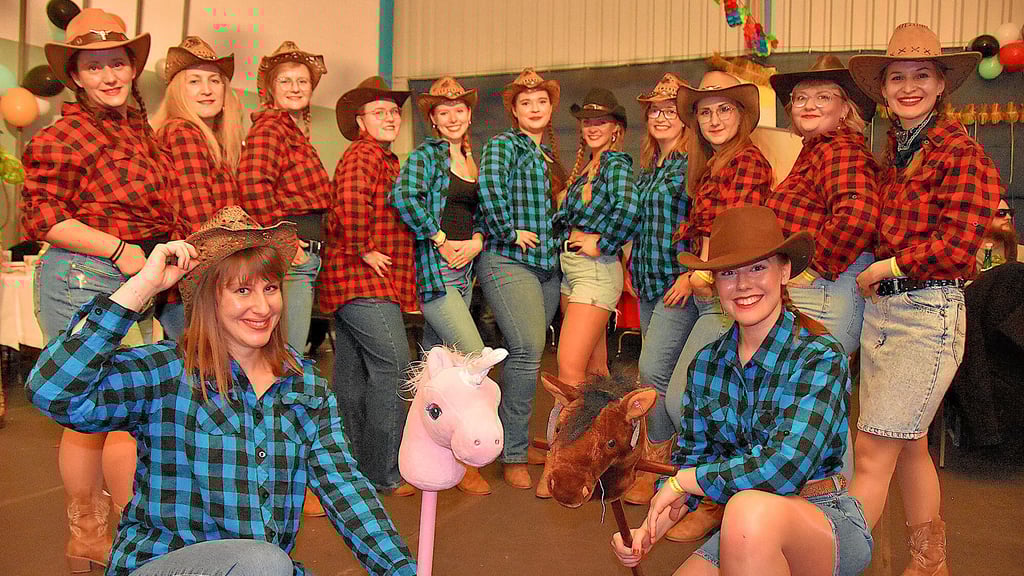 Im Westernlook präsentieren sich Anna Frost (stehend von links), Andrea Graubner-Becker, Andrea Behlert, Merle Lohöfer, Melina Hebekehr, Arwen Müller, Ann-Marie Fiedler, Carolin Wolf, Rebecca Dubnjak, Saskia Lohöfer und Leonie Gadau sowie Nicole Bösche-Zehnel (vorn, links) und Maja Bösche.