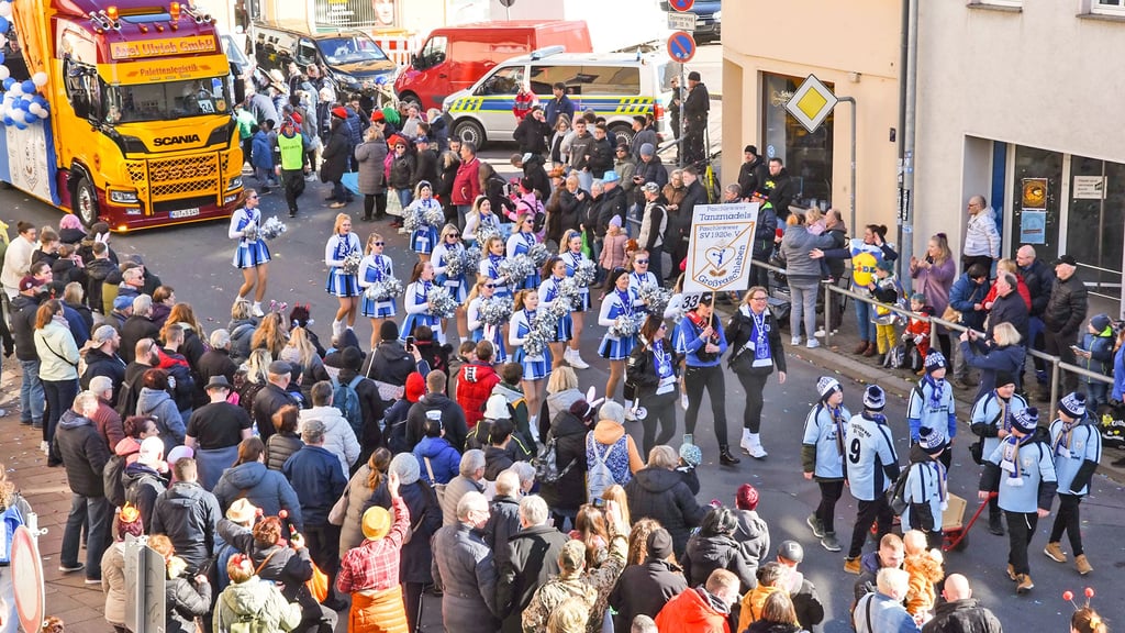 Mit der Polizei im Hintergrund: Tausende Menschen feierten Straßenkarneval in Köthen.