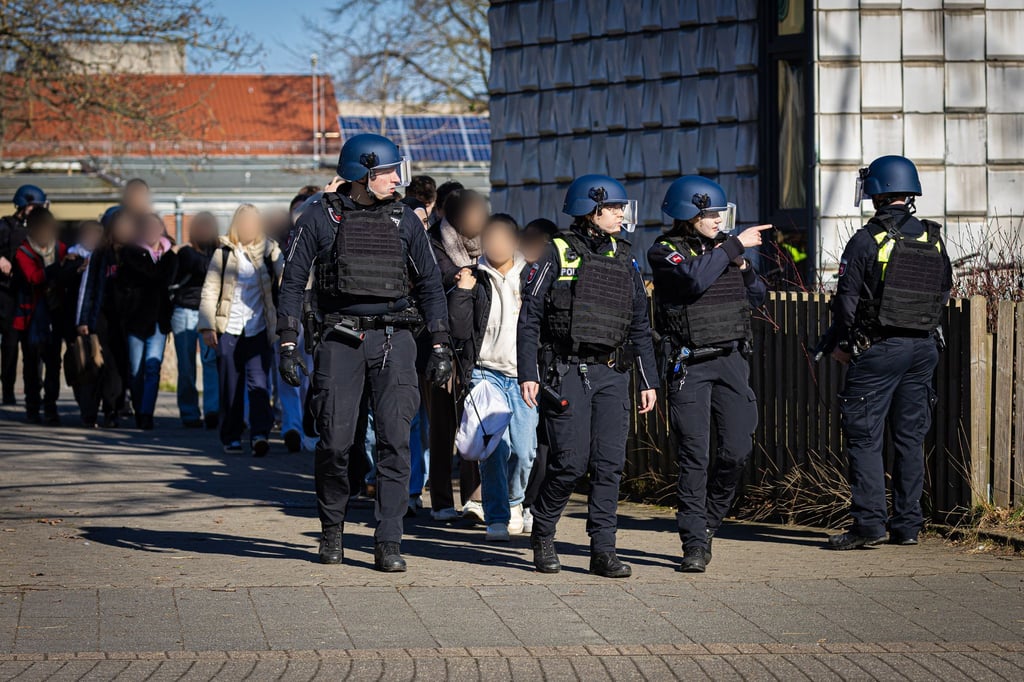 Nach einem Amok-Alarm an einer Braunschweiger Schule werden Schülerinnen und Schüler evakuiert.