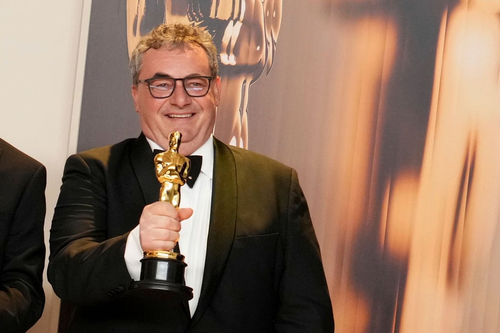 Gerd Nefzer freut sich im Presseraum der Oscarverleihung über seine erneute Auszeichnung.