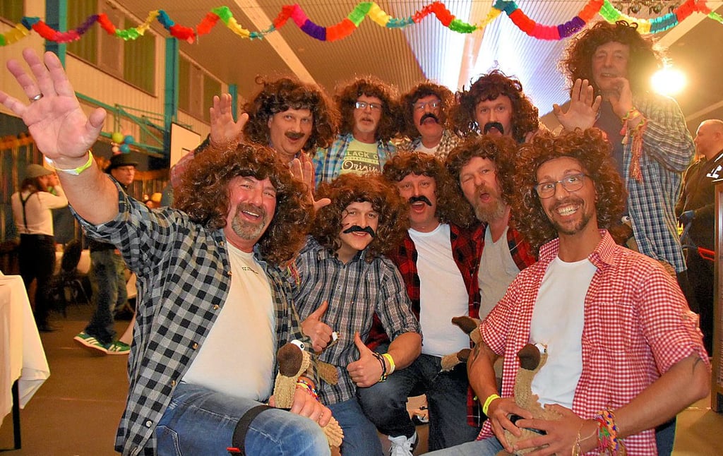 Ingo Lüer (vorn; v. l.), Frederic Günther, Andy Berck, Thomas Klöber und Denni Nitzschke sowie Volker Eggers (hinten, v. l.), Jürgen Krüger, Karsten Gadau, Christian Hetka und Roland Schmittke tanzen mit Geiern im Männerballett.