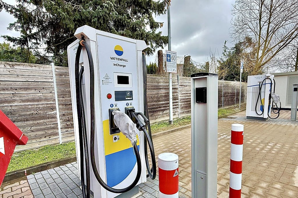 Nicht nur die Stadtwerke betreiben Ladessäulen. Wahrscheinlich die neuesten Ladesäulen in der Stadt: auf dem Netto Parkplatz in der Kornhausstrasse.