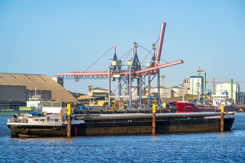 Die Havarien der Huntebrücke 2024 hatte auch Konsequenzen für den Hafen Brake. (Archivbild)