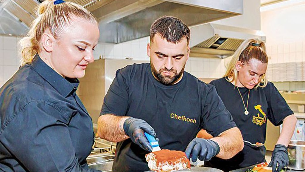 Danjela Lushag (links) und Chefoch Marlon bereiten das frische Tiramisu zum Servieren vor.