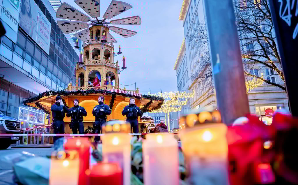 Trauer nach dem Anschlag auf den Weihnachtsmarkt in Magdeburg: Rund um den Alten Markt wurden Kerzen angezündet.