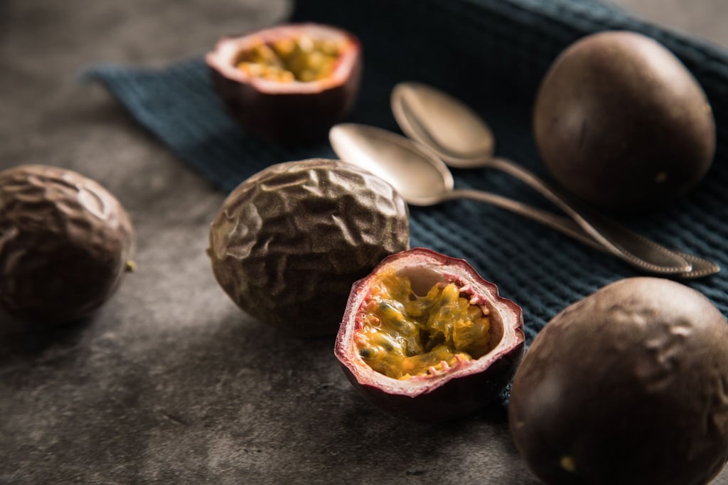 Die schrumplige Schale zeigt die Reife und Süße der Passionsfrucht an.
