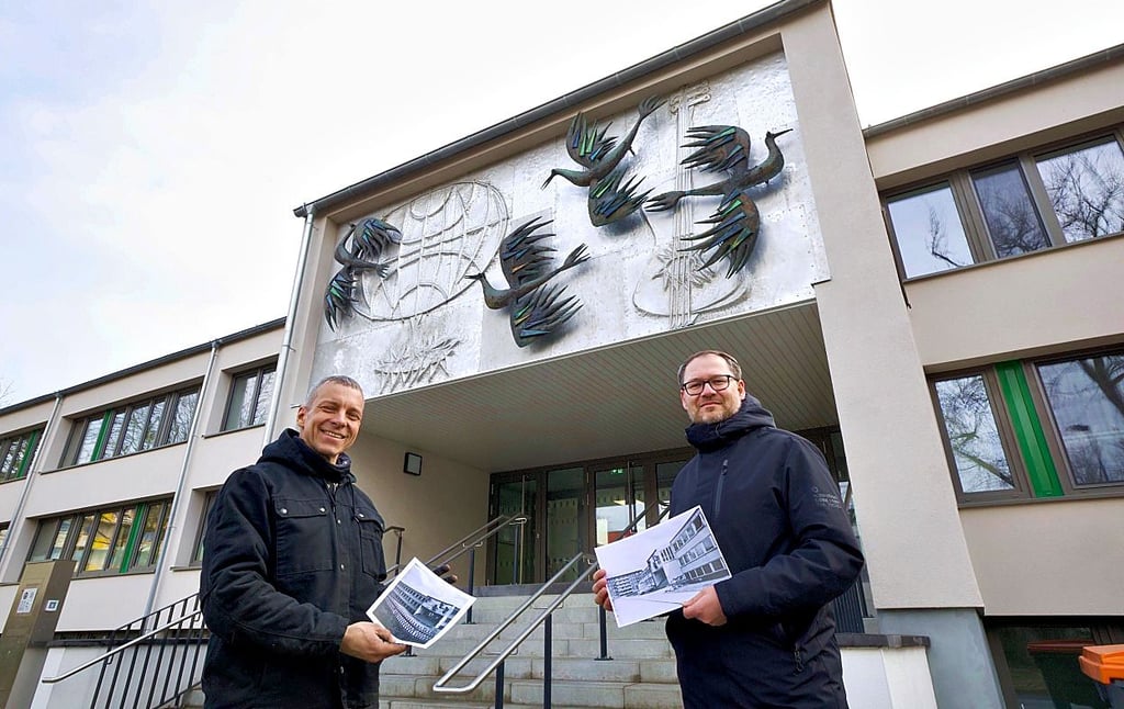Künstler Michael Krenz und Matthias Kunkel vom Team Kulturmanagement der Stadt (von links) vor dem restaurierten Kunstwerk.