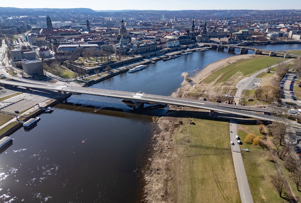 Durchfahrt unter Dresdner Carolabrücke für gewerbliche Schifffahrt wieder möglich