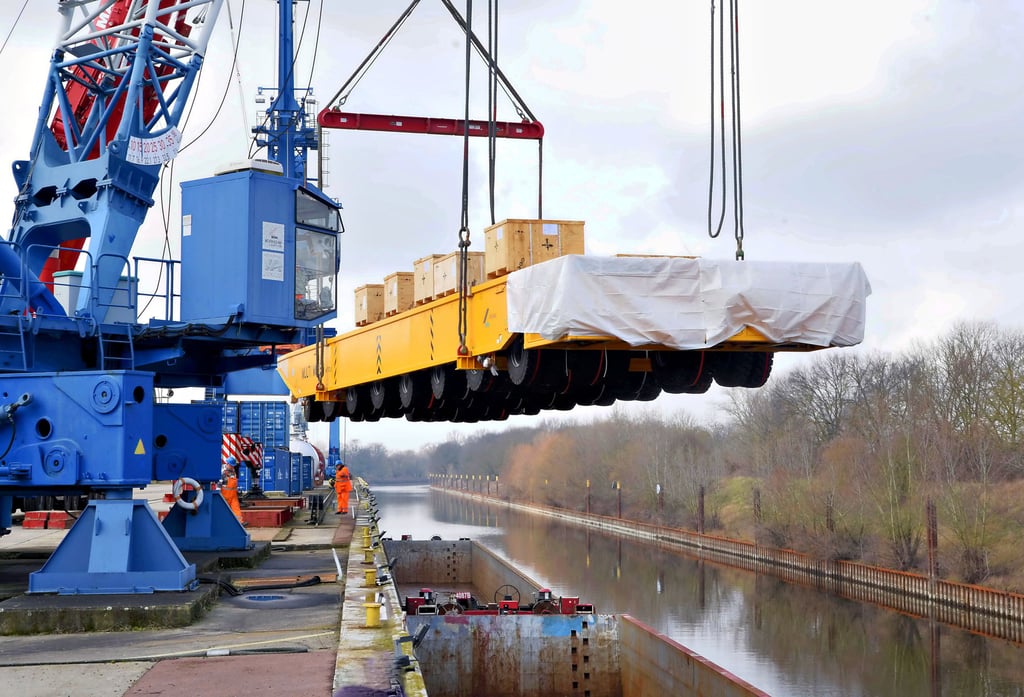 Genau 54 Meter Lang und etwa acht Meter breit ist der Lastenkahn in der Elbe, der den Multi Mover gleich aufnehmen wird.
