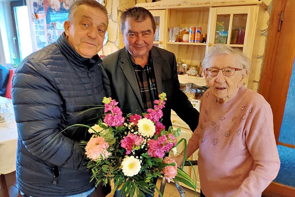 Glückwünsche zum 105. Geburtstag von Margarete Urban: Es gratulieren neben anderen Siegmar Thiele (l.) und Torsten Seelig.